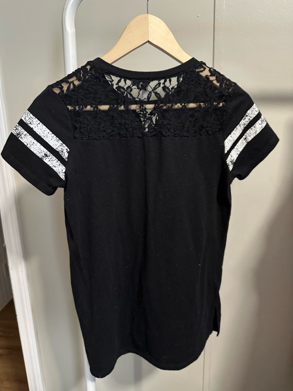 Black and White Shortsleeve Shirt with Lace Details size XS - Picture 4 of 5